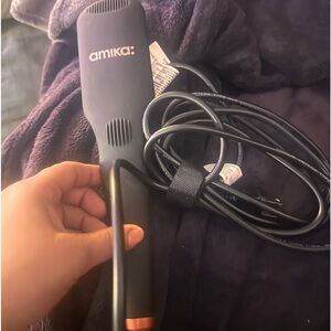 Amika hair straightener